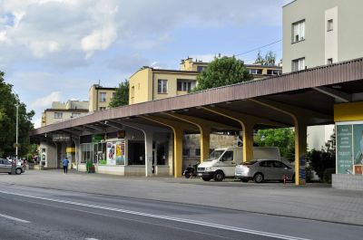 Wiata handlowo-usługowa przy ul. Hetmańskiej 25-39. Widok od strony południowo-zachodniej. Fot. Ludmiła Łapka